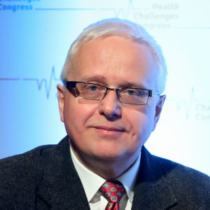 Jest dziennikarzem Rynku Zdrowia od początku istnienia magazynu (powstał w 2004 r.) i portalu rynekzdrowia.pl. Wcześniej pracował jako dziennikarz gazet regionalnych na Śląsku. W redakcji Rynku Zdrowia był m.in. wydawcą portalu i zastępcą redaktora naczelnego. Po przejściu na emeryturę pozostaje w zespole redakcyjnym