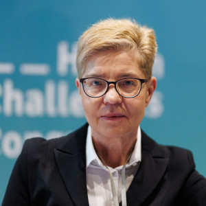 Iwona Bączek, od blisko 18 lat dziennikarka Rynku Zdrowia, zajmuje się głównie tematyką dotyczącą onkologii i hematoonkologii. Wcześniej zajmowała się tematyką rynku medycznego w piśmie Medinfo oraz tematyką samorządową w Piśmie Samorządu Terytorialnego Wspólnota. Była sekretarzem redakcji w miesięczniku Beauty Forum oraz dziennikarzem warszawskich dzienników Życie Codzienne i Express Wieczorny