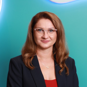 Dziennikarka i wydawczyni Rynku Zdrowia od grudnia 2024 r.  Zajmuję się przygotowywaniem tekstów o tym, „co piszczy” w systemie ochrony zdrowia. Pisze o regulacjach prawnych, kolejnych pomysłach na reformę systemu, zmianach dla pacjentów czy placówek medycznych, ale też o innowacjach, których coraz więcej w tym obszarze.
Wcześniej pracowała m.in. w Polskiej Agencji Prasowej w dziale społecznym, gdzie zaczęła zajmować się tematami zdrowotnymi, w biurze komunikacji Centrali NFZ, portalu Politykazdrowotna.com oraz w dziale Zdrowie portalu naTemat.pl.
Wielokrotnie nagrodzona w organizowanym przez Stowarzyszenie Dziennikarze dla Zdrowia konkursie "Dziennikarz Medyczny" (główna nagroda w kategorii Internet za 2019 r. , II miejsce w tej kategorii za 2020 r., wyróżnienia w latach 2021-2023), wyróżniona w konkursie "Sukces Roku w Ochronie Zdrowia – Liderzy Medycyny" w 2023 r. w kategorii "Media i public relations".